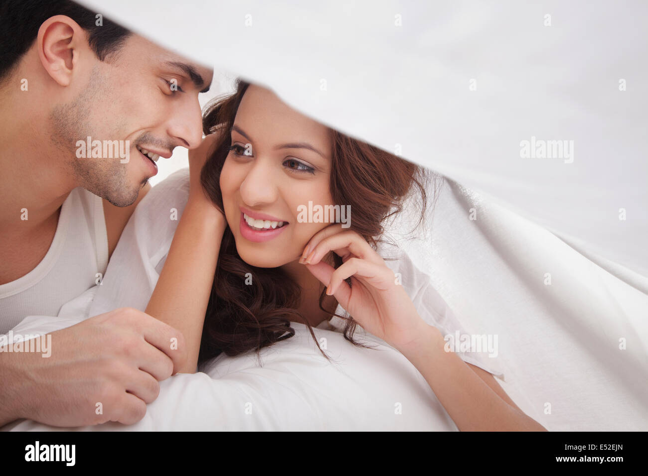 Couple romancing in bed Banque D'Images