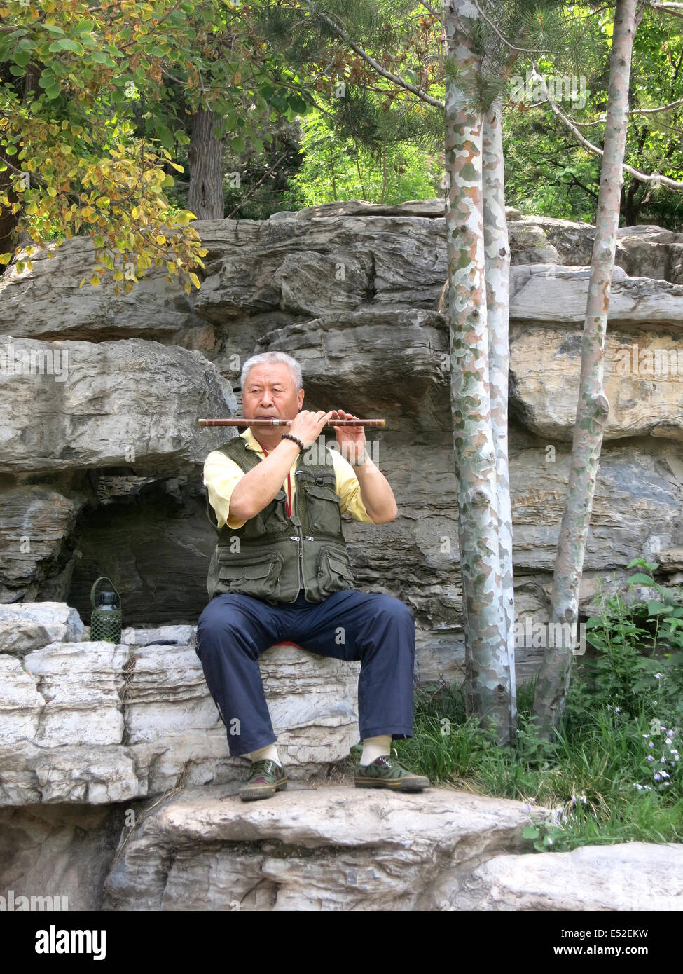 Musicien en jardin de la Colline de Charbon Jinshan Gongyuan Beijing Chine Banque D'Images