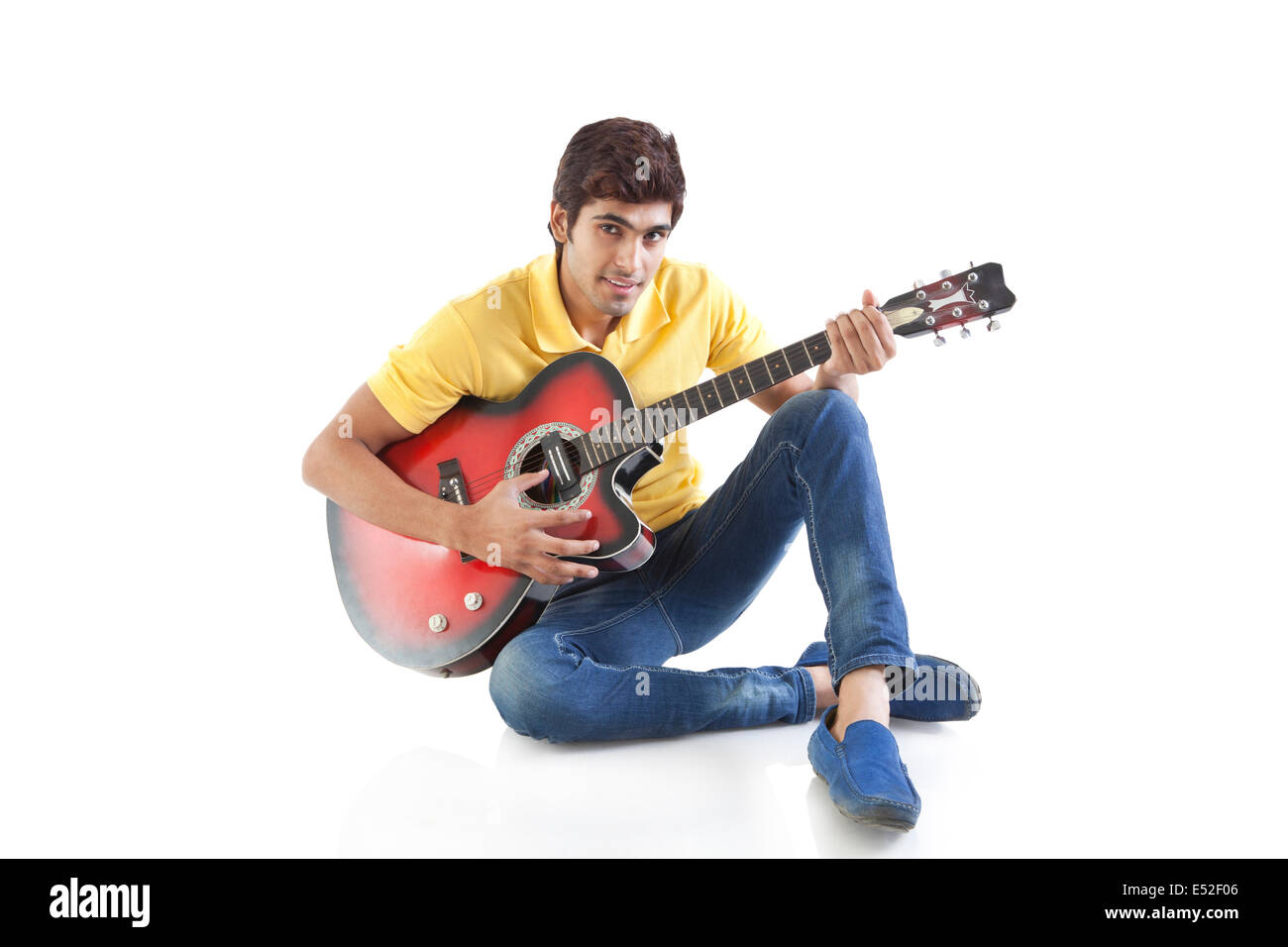 Portrait d'un jeune homme avec une guitare Banque D'Images