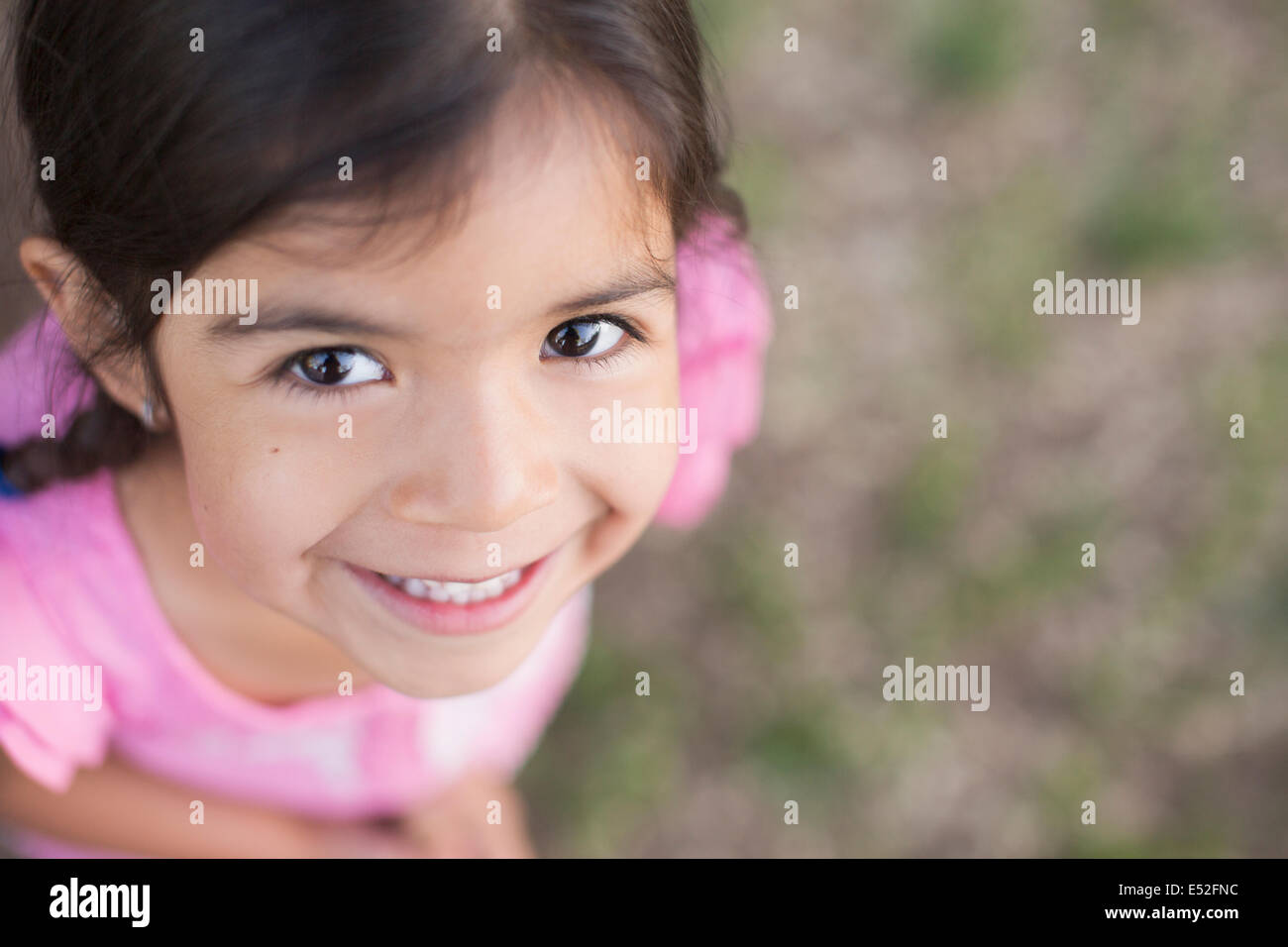 Vue de dessus d'un enfant, une fille avec des cheveux bruns foncés et les yeux bruns. Banque D'Images