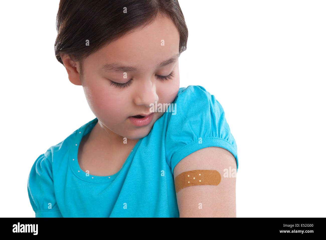 Petite fille avec des cataplasmes sur bras Banque D'Images