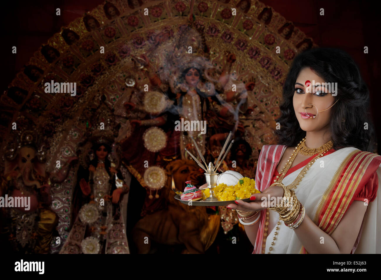 Portrait de femme tenant une puja Bengali thali Banque D'Images