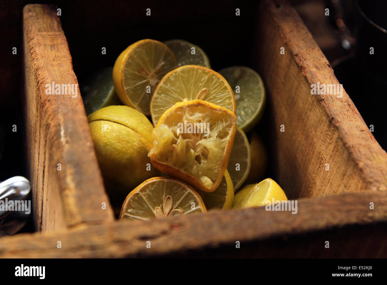 Close-up de citrons coupés en deux dans le récipient en bois Banque D'Images