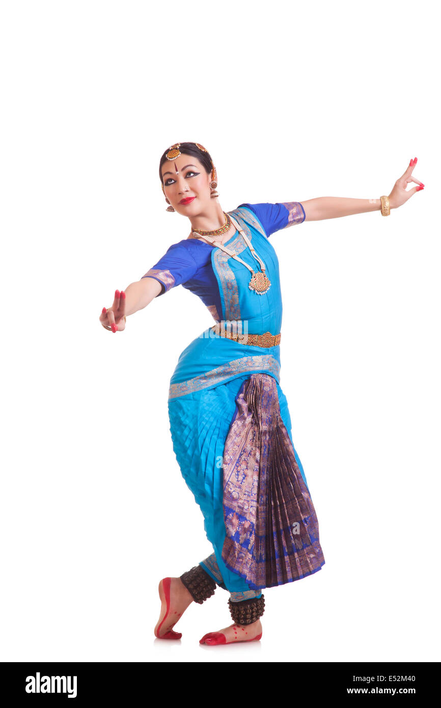 Toute la longueur de danseuse de bharatanatyam against white background Banque D'Images