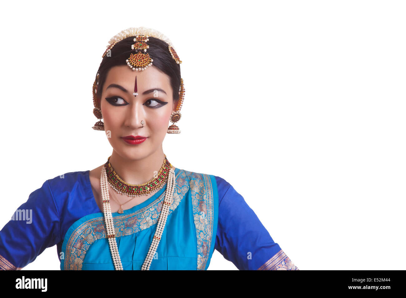 Belle danseuse de bharatanatyam à latérale sur fond blanc Banque D'Images