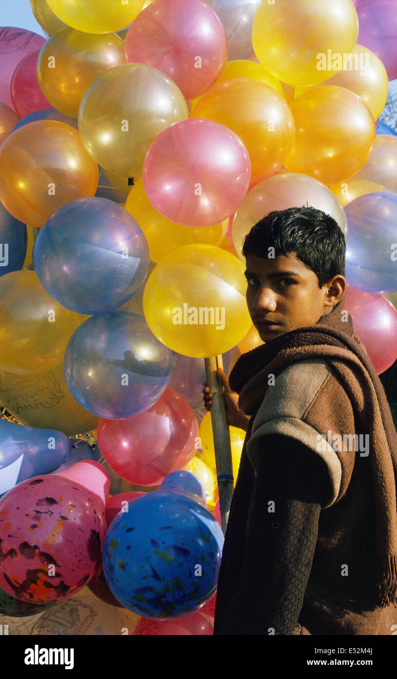 Ballons vente garçon pendant l'aïd el-Fitr, une fête musulmane ( Pakistan) Banque D'Images