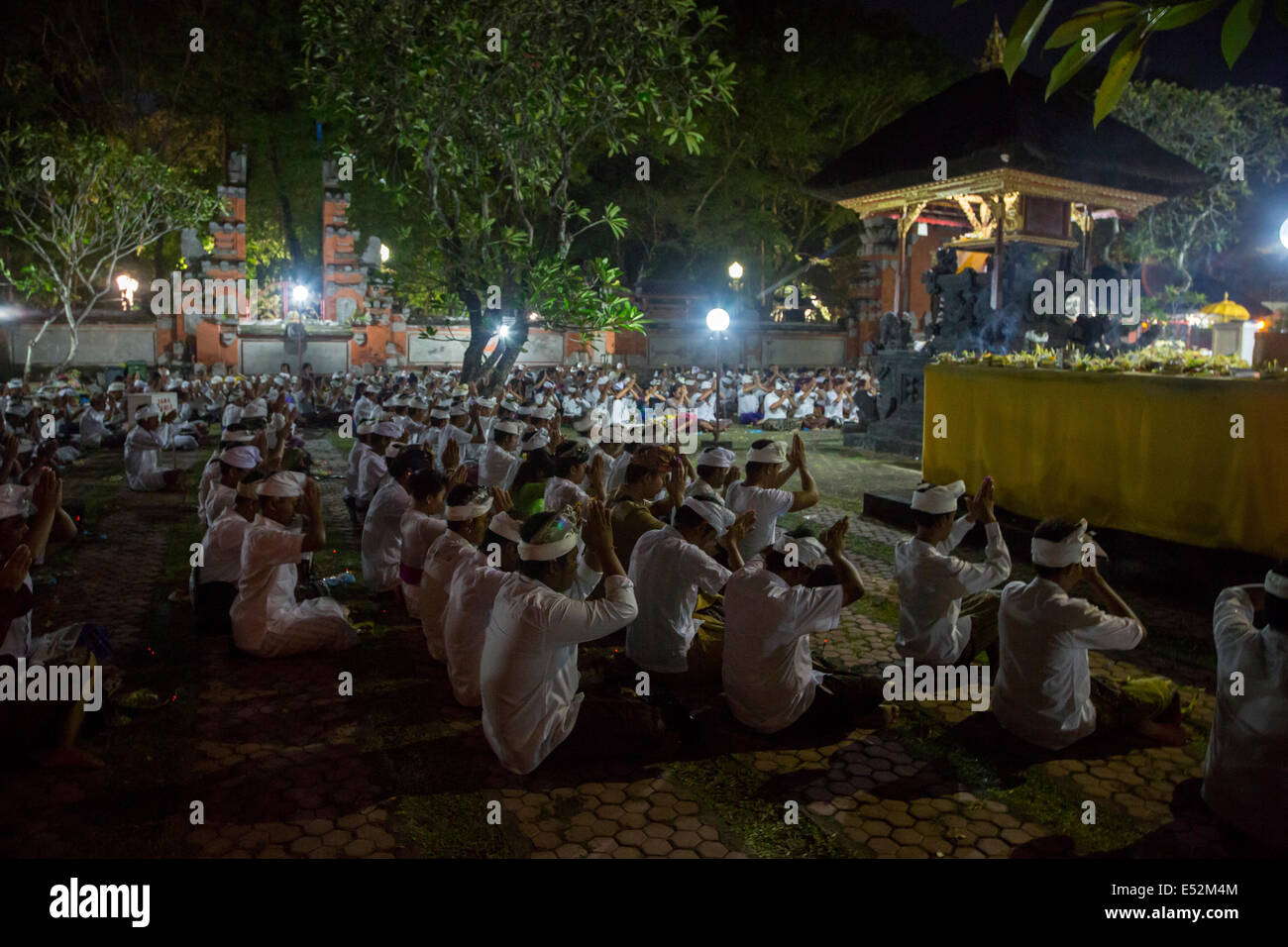 Denpasar, Bali, Indonésie. Fidèles assistant à la cérémonie religieuse à l'occasion de la pleine lune. Temple Pura Jagatnatha. Banque D'Images