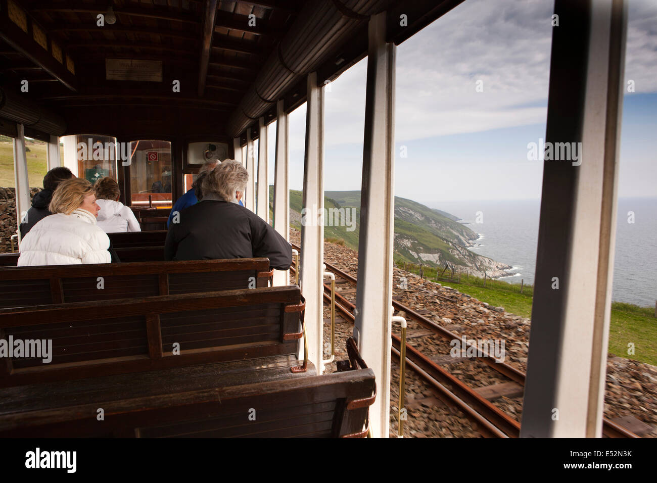 L'île de Man, le Manx Electric Railway, les passagers en voiture ouverte à Dhoon Banque D'Images