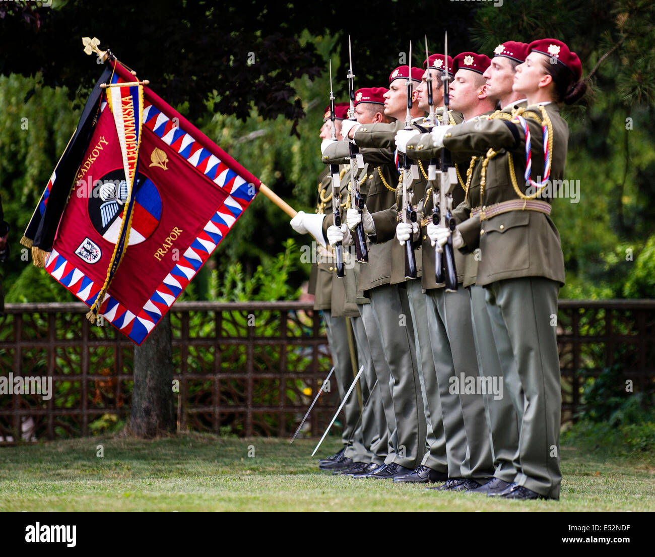 Hradec Kralove, République tchèque. 18 juillet, 2014. Des centaines de personnes viennent rendre hommage à République tchèque Libor Ligac caporal tué en Afghanistan lors de ses funérailles à Tyniste nad Orlici, le vendredi 18 juillet 2014. Ligac est l'un des soldats tchèques qui ont été parmi les 16 personnes tuées le 8 juillet après un attentat suicide qui a frappé les Afghans et les forces étrangères dans l'est de la province de Parwan. Photo : CTK/Tanecek/Alamy Live News Banque D'Images