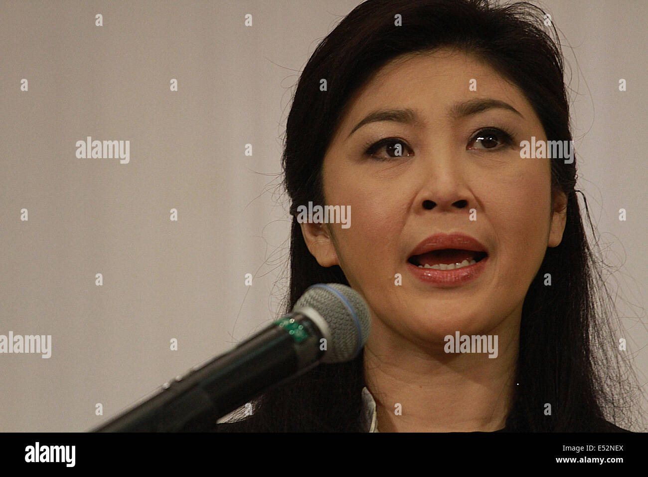 Bangkok, Thaïlande. 18 juillet, 2014. L'ancien premier ministre thaïlandais Yingluck Shinawatra parle au cours d'une conférence de presse à Bangkok, Thaïlande, le 18 juillet 2014. Yingluck a assuré vendredi qu'elle sera de retour à la maison après avoir passé quelques semaines sur une tournée européenne prévue à partir de la prochaine dimanche. Credit : Rachen Sageamsak/Xinhua/Alamy Live News Banque D'Images