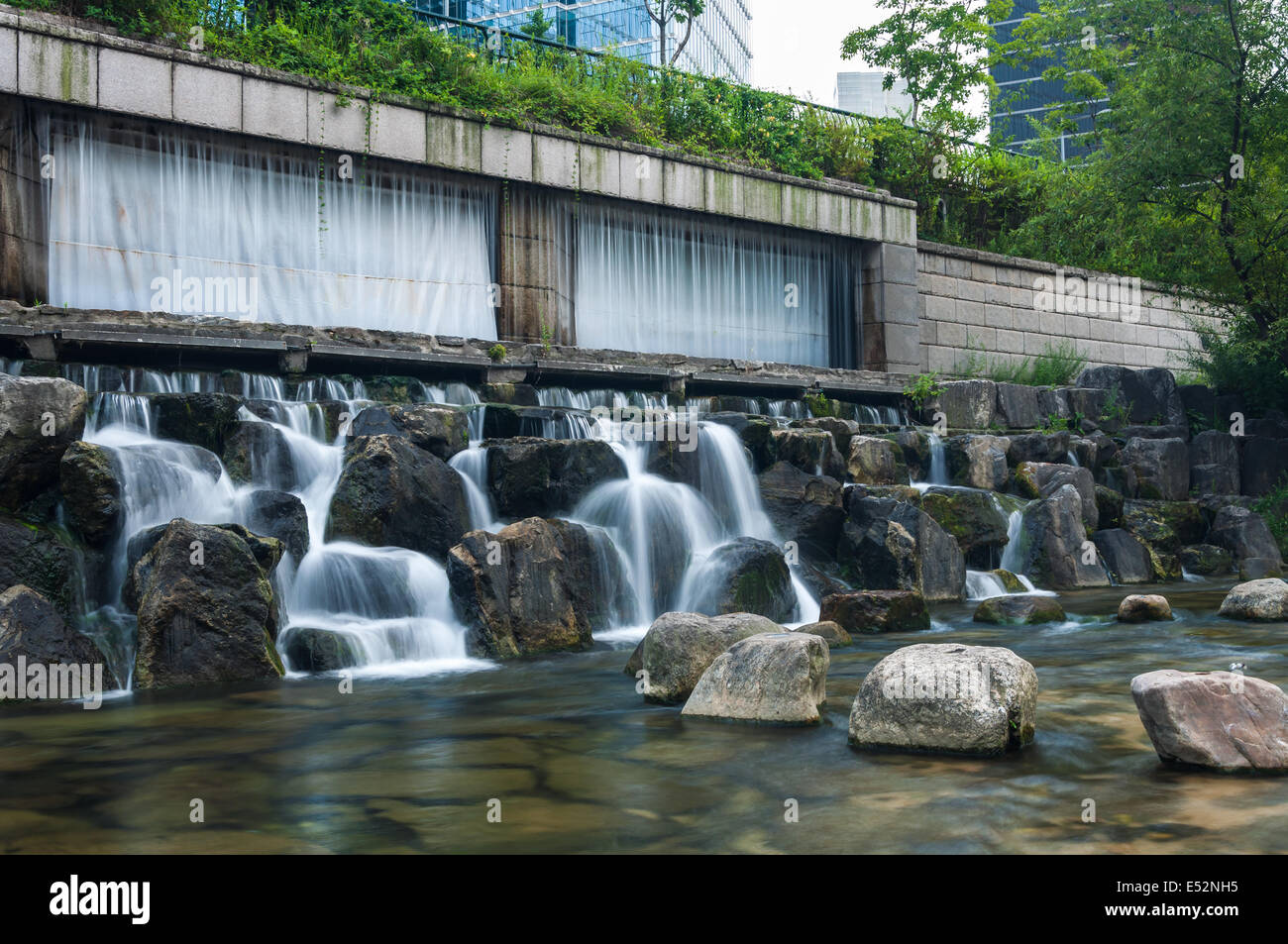 Cheonggyecheon Stream passe par le centre de Séoul, Corée du Sud. Banque D'Images