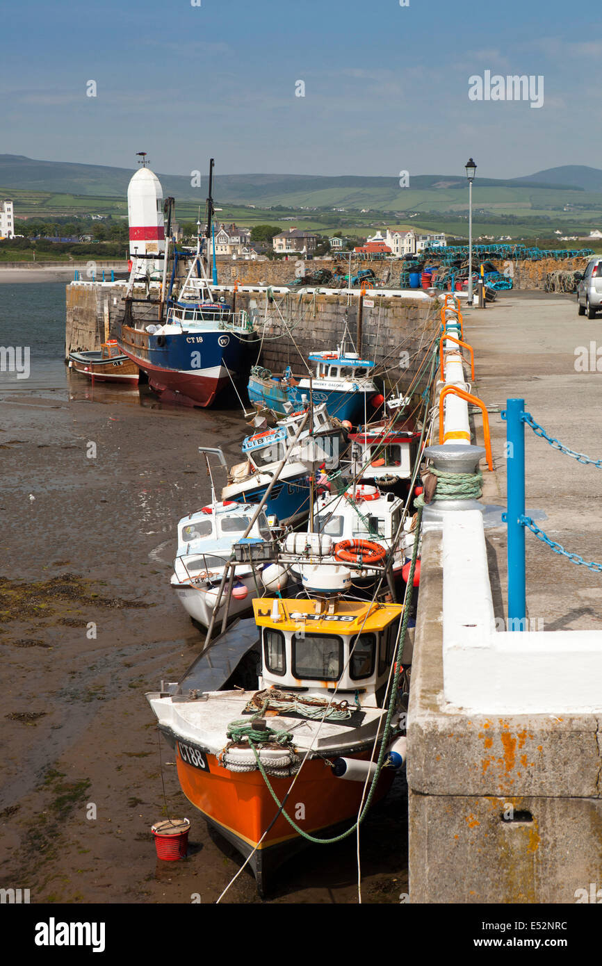 L'île de Man, Port St Mary, Port de pêche, bateaux amarrés à quai au-dessous de phare Banque D'Images