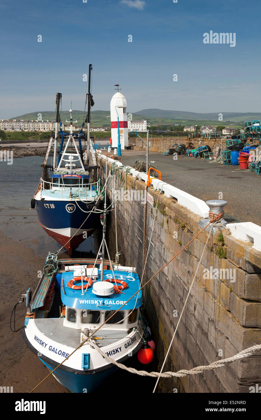 L'île de Man, Port St Mary, Port de pêche, bateaux amarrés à quai au-dessous de phare Banque D'Images