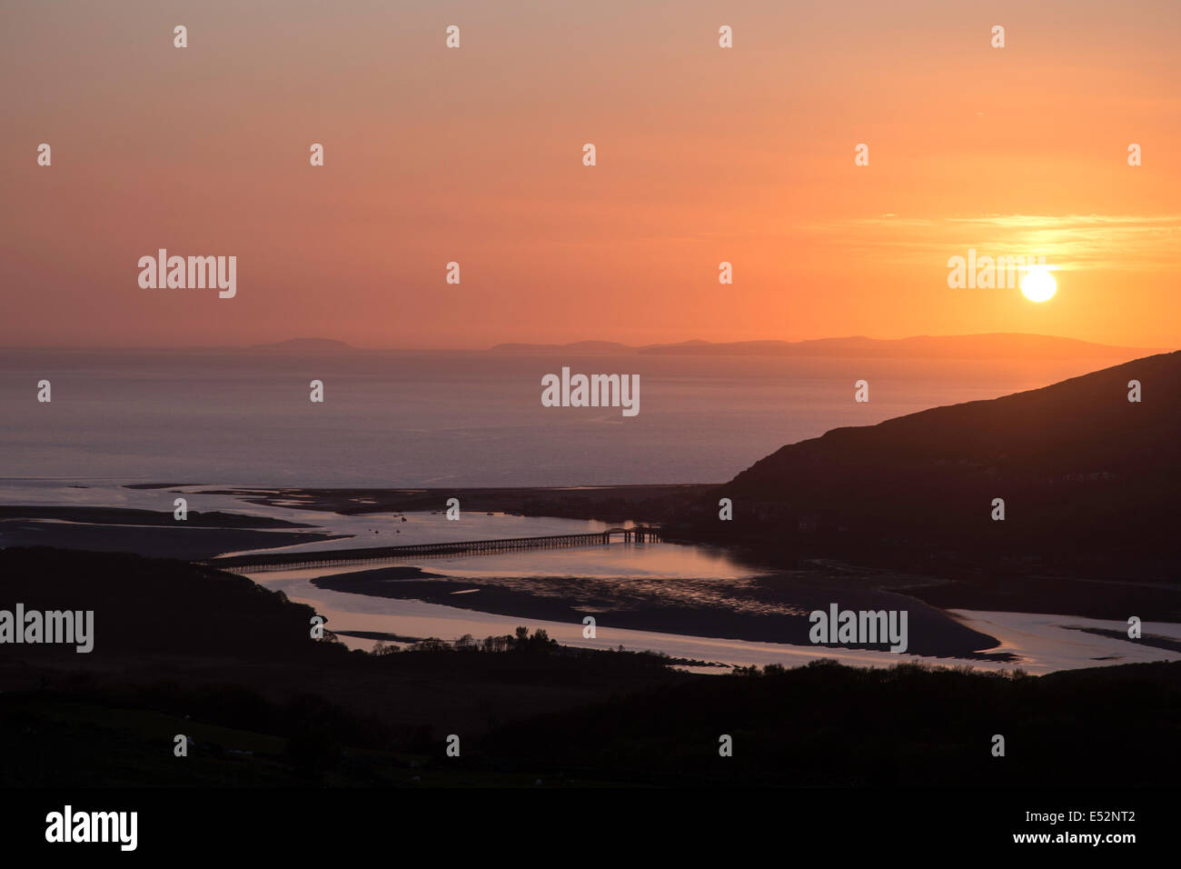 Coucher de soleil sur l'estuaire de Mawddach et Barmouth avec la lointaine Péninsule Llyn, au nord du Pays de Galles, Royaume-Uni Banque D'Images