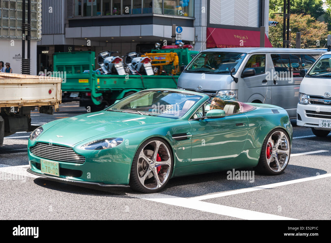 Une Aston Martin s'arrête à un feu de circulation dans le quartier chic de Ginza à Tokyo, Japon. Banque D'Images
