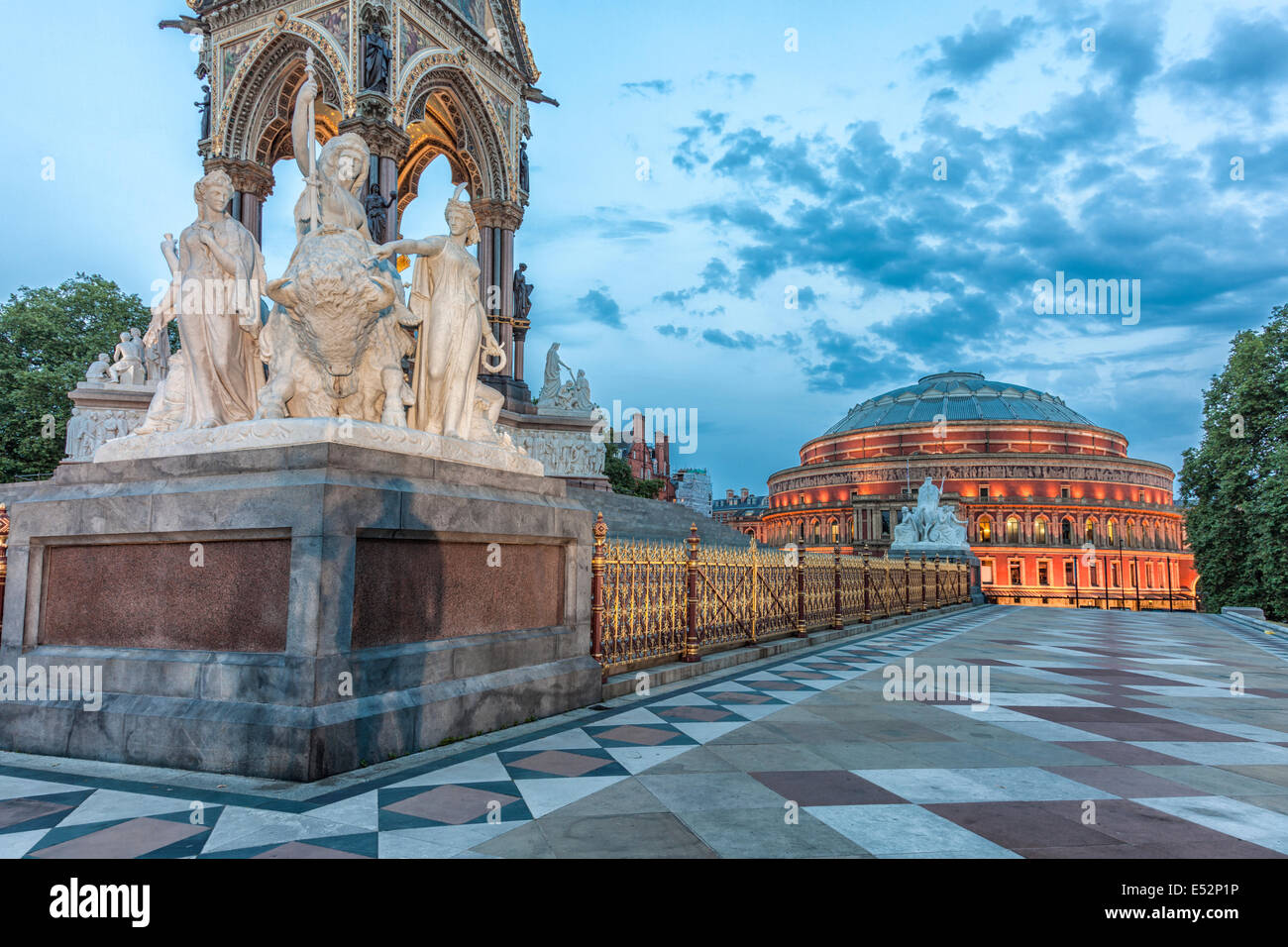 Albert Memorial et Royal Albert Hall,vue de Hyde Park,Londres,Angleterre Banque D'Images