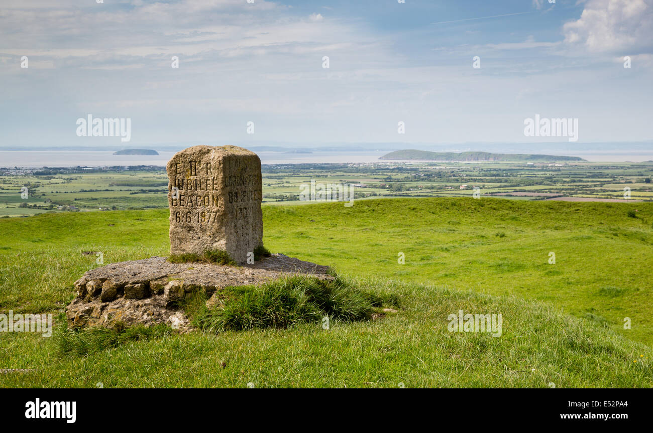 Jubilé 1977 balise sur les remblais de l'âge de fer fort sur Brent Knoll Somerset UK avec Steepholm Brean Down et au-delà Banque D'Images