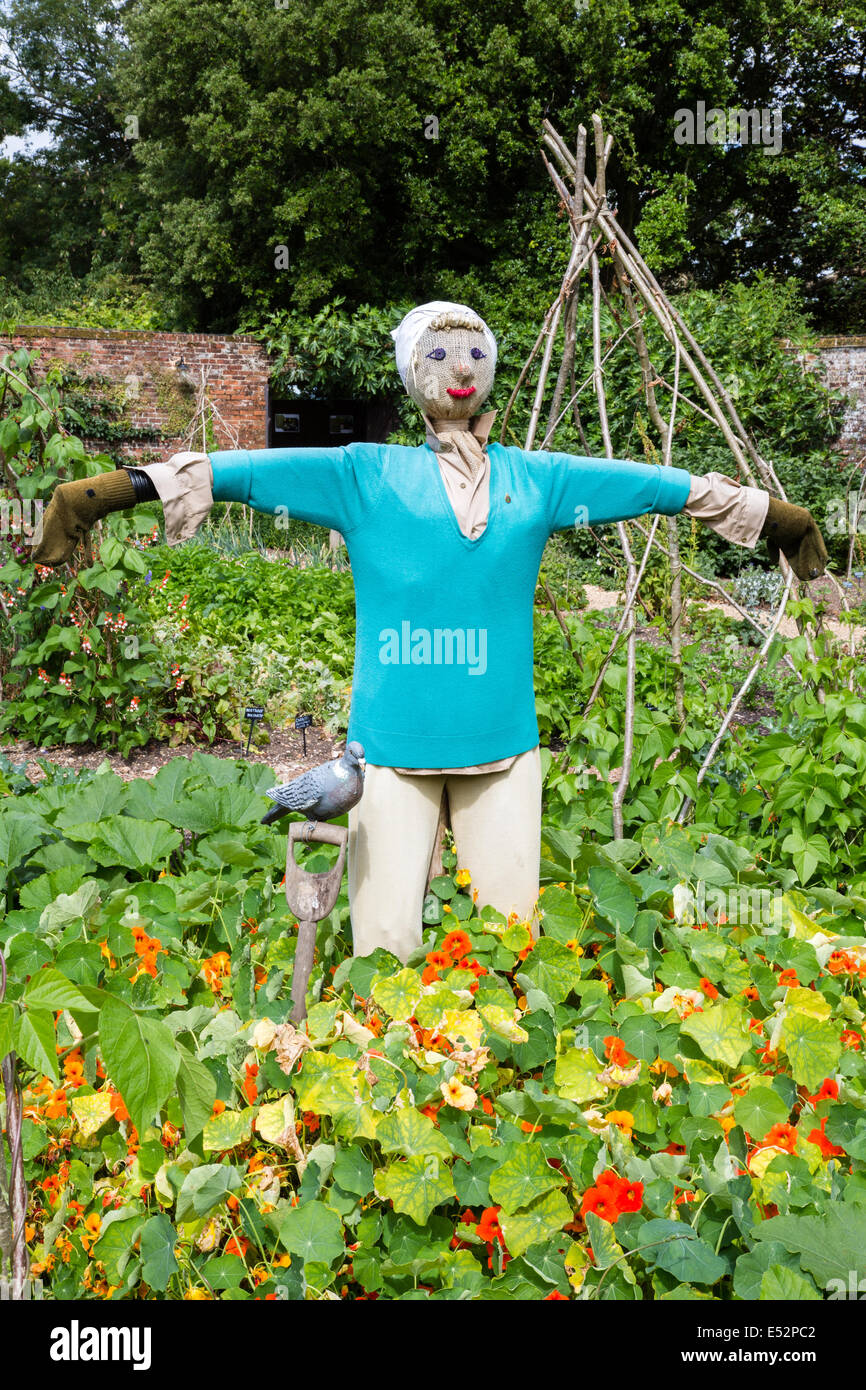 Lady glamour épouvantail dans le jardin d'une maison de campagne anglaise Banque D'Images