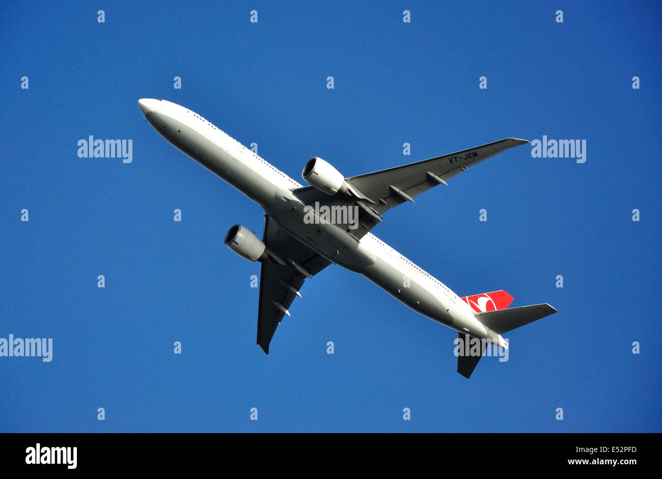 Turkish Airlines Boeing 777-300ER décollant de l'aéroport de Heathrow, Londres, Angleterre, Royaume-Uni Banque D'Images