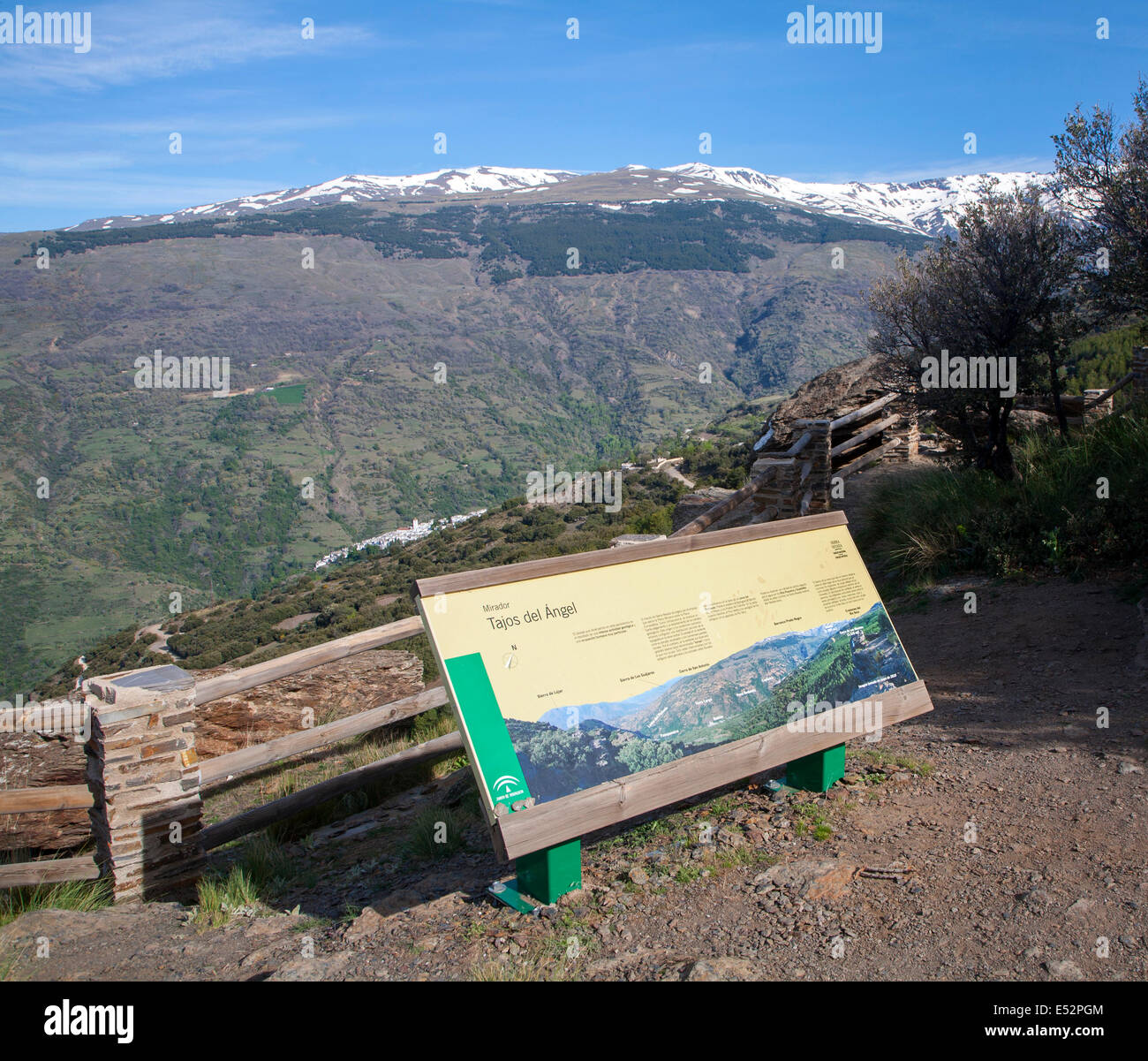 Vue panoramique du paysage de montagnes de Sierra Nevada dans l'Alpujarras élevé, près de Capileira, Province de Grenade, Espagne. Banque D'Images