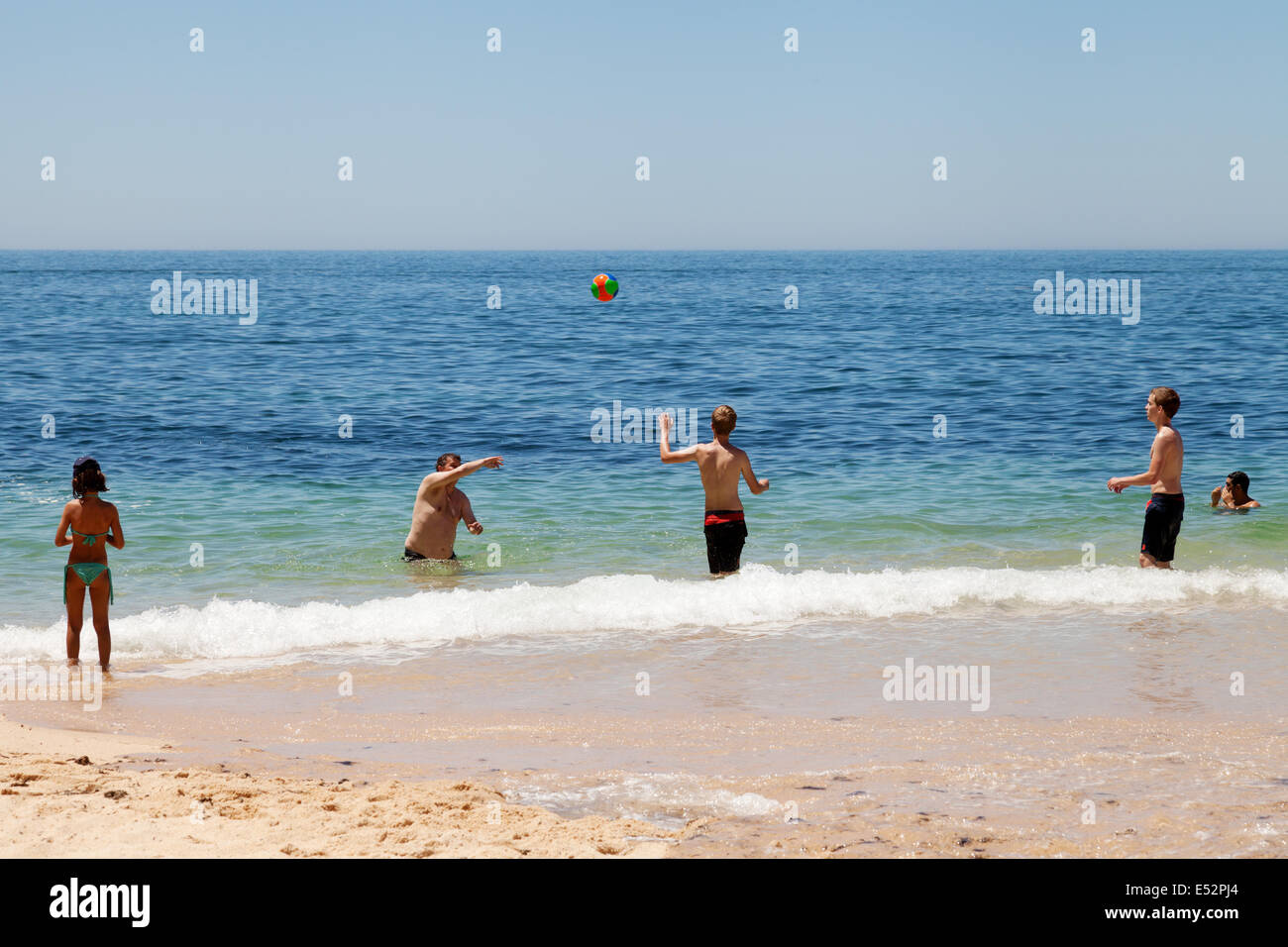 Personnes jouant ballon de plage sur la plage vacances d'été, Cerveanes Beach, Algarve, Portugal, Europe Banque D'Images