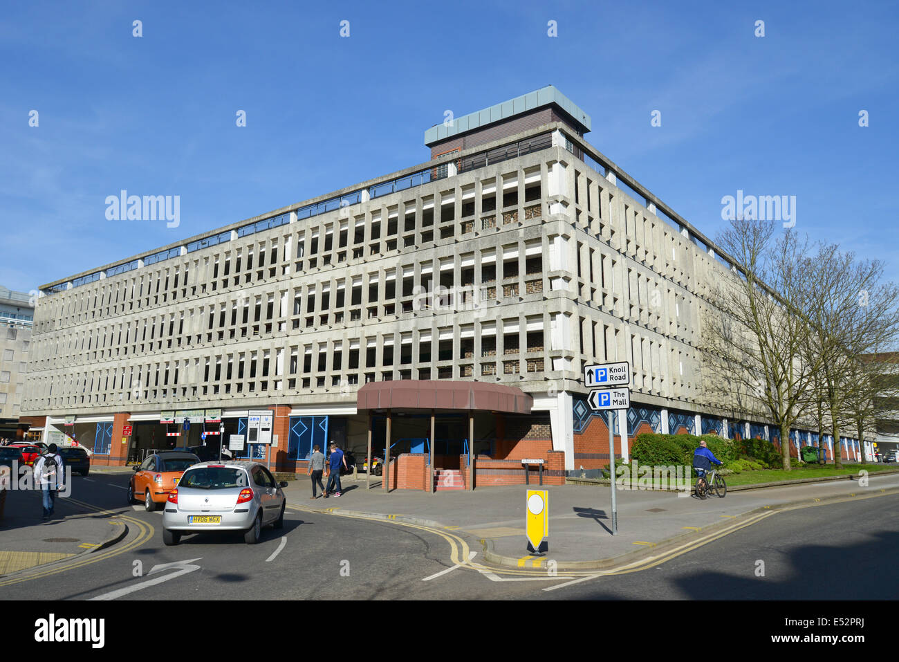 Parking Place Principale, Pembroke Broadway, Camberley, Surrey, Angleterre, Royaume-Uni Banque D'Images