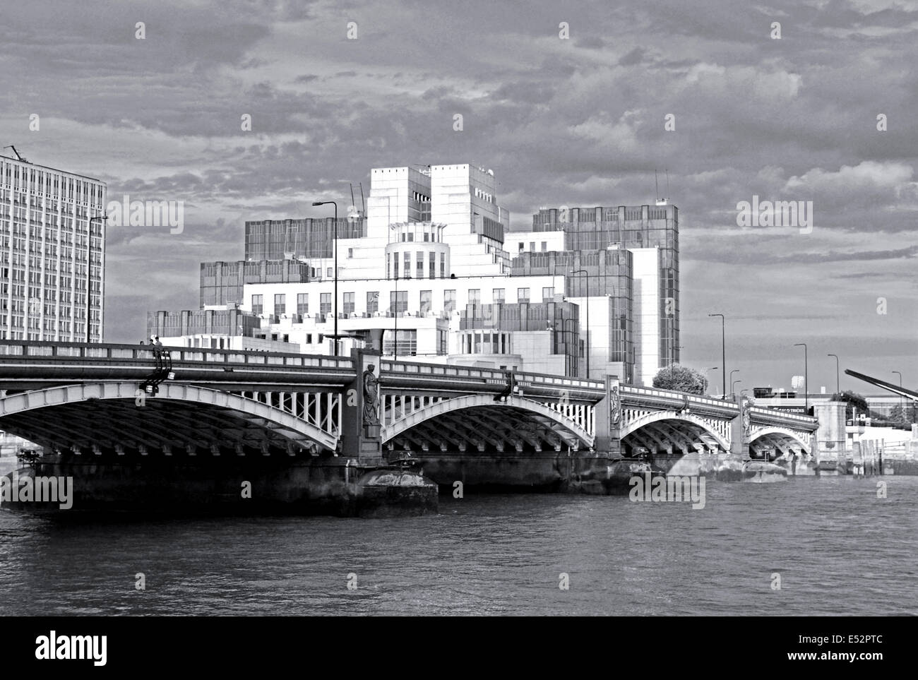 Vue sur le siège de la British Secret Intelligence Service (SIS) également connu sous le nom de MI6 montrant la Tamise, Londres, UK Banque D'Images