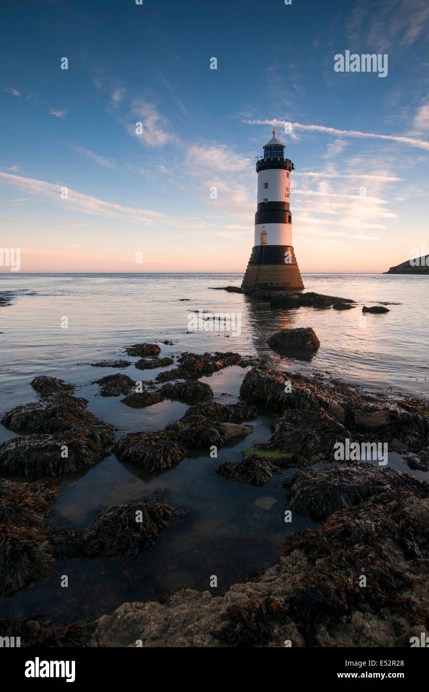 Au lever du soleil d'automne Penmon phare, Anglesey, Pays de Galles UK Banque D'Images