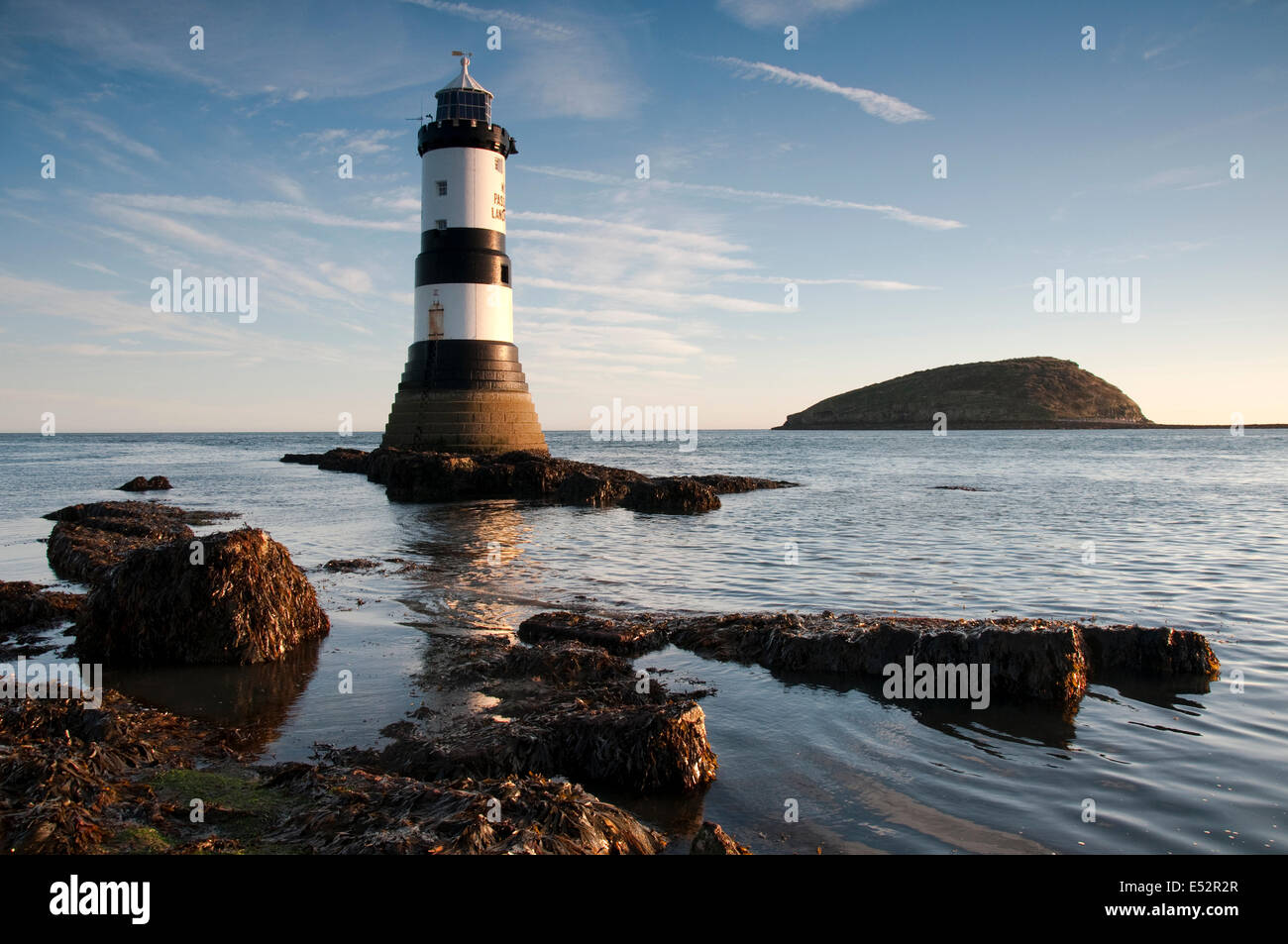 Au lever du soleil d'automne Penmon phare, Anglesey, Pays de Galles UK Banque D'Images