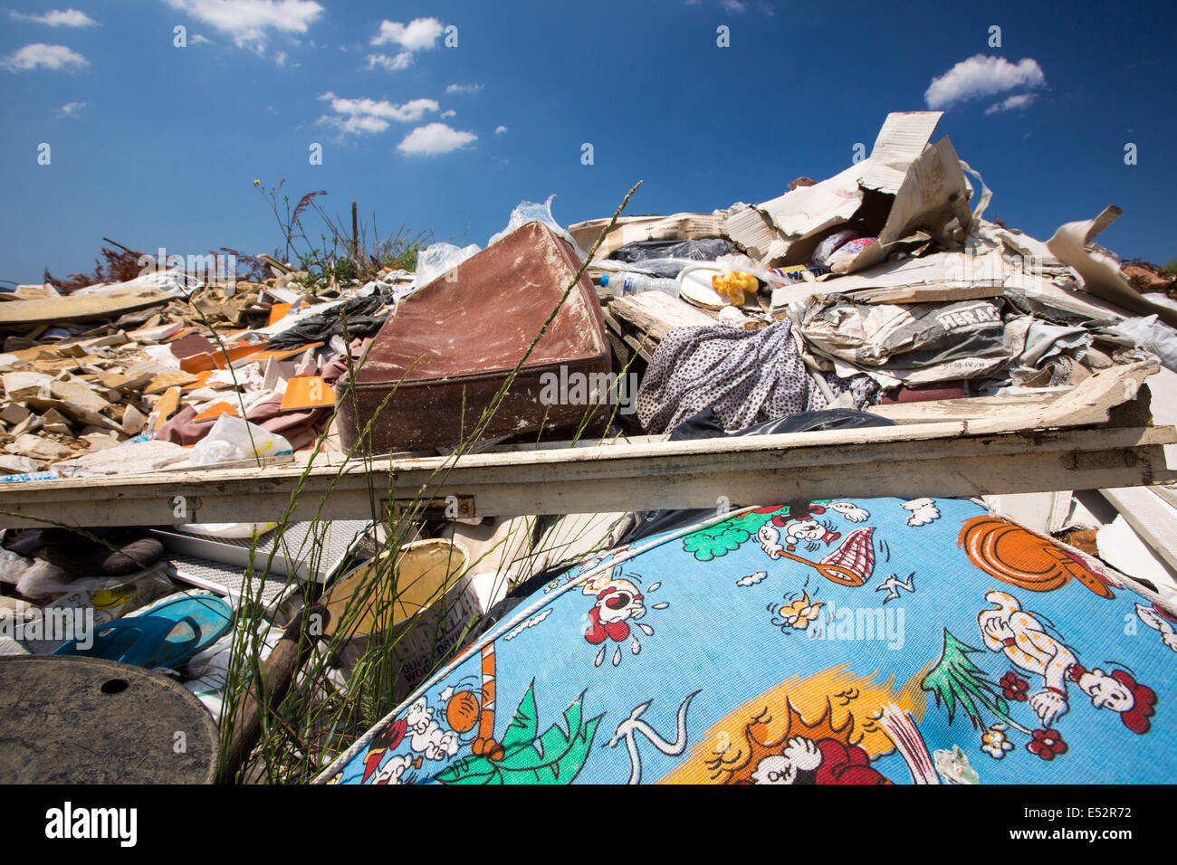 Les décharges sauvages illégaux de déchets près de Sivota, Grèce. Banque D'Images