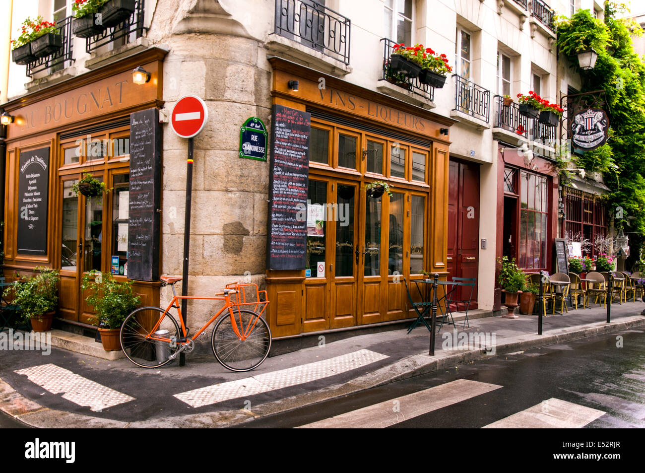 Cafe Restaurant au 4ème arrondissement sur la rue Chanoinesse Paris France Banque D'Images