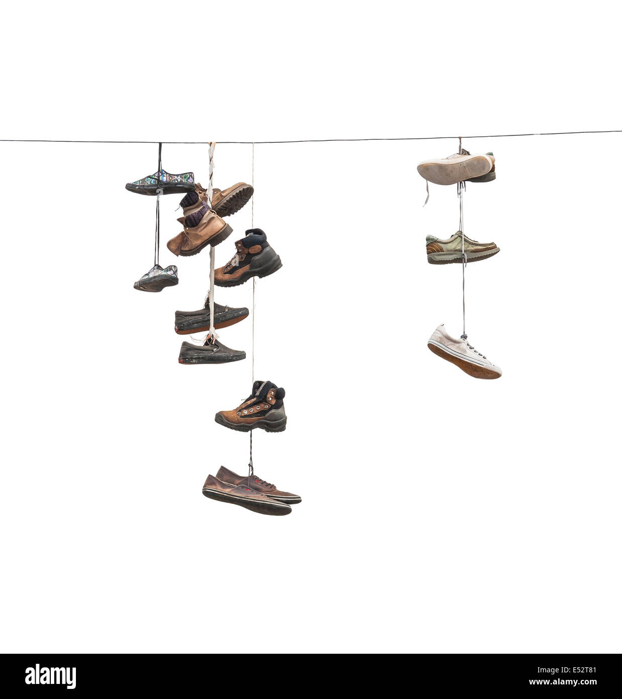Beaucoup de vieilles bottes ou chaussures usées accrocher sur un câble électrique Banque D'Images