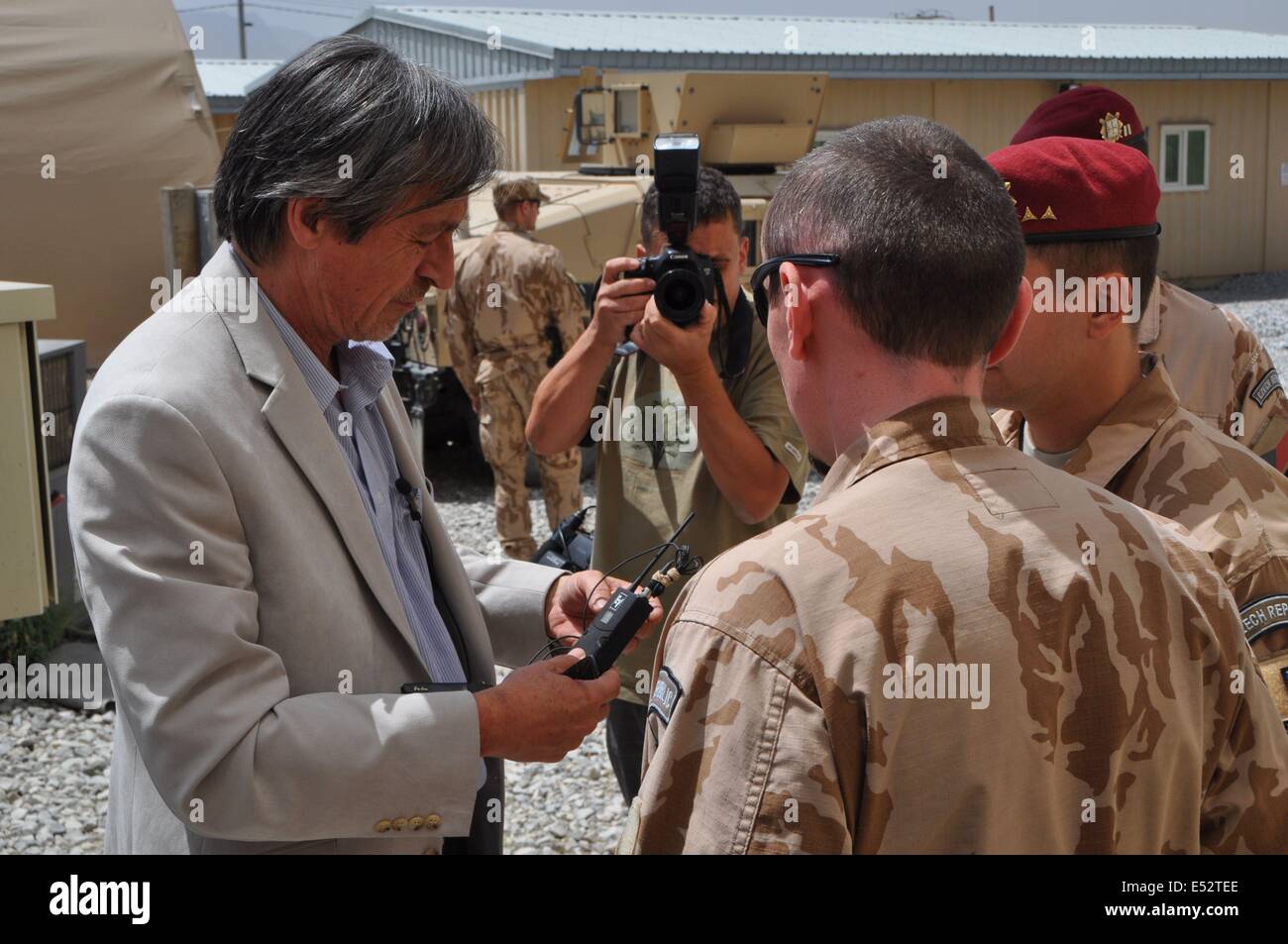 Le ministre de la défense tchèque Martin Stropnicky (à gauche) est vu lors de sa visite de la base militaire de Bagram en Afghanistan, le 17 juillet 2014, où a servi cinq de soldats tchèques qui ont été parmi les 16 personnes tuées le 8 juillet après un attentat suicide qui a frappé les Afghans et les forces étrangères dans l'est de la province de Parwan. (Photo/CTK Karel Capek) Banque D'Images