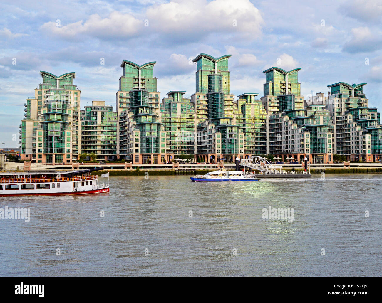 Vue sur le St George Wharf développement riverside situé à côté de Vauxhall Bridge, Vauxhall, London Borough of Lambeth, London, Banque D'Images