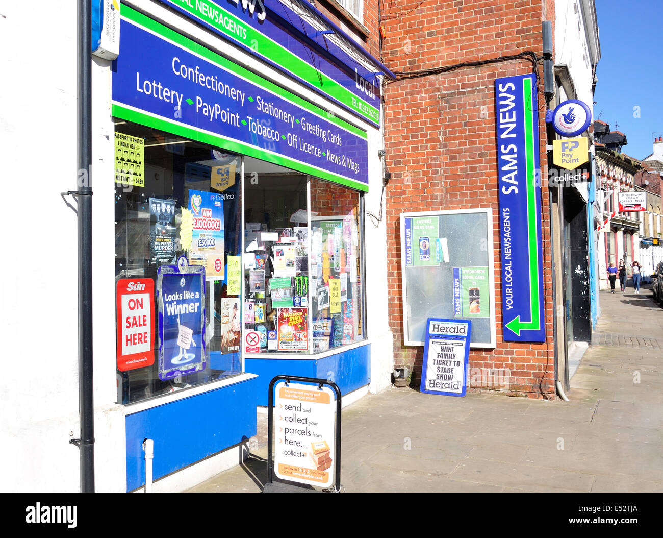 Petit local de la presse, Rue de Guildford, Chertsey, Surrey, Angleterre, Royaume-Uni Banque D'Images