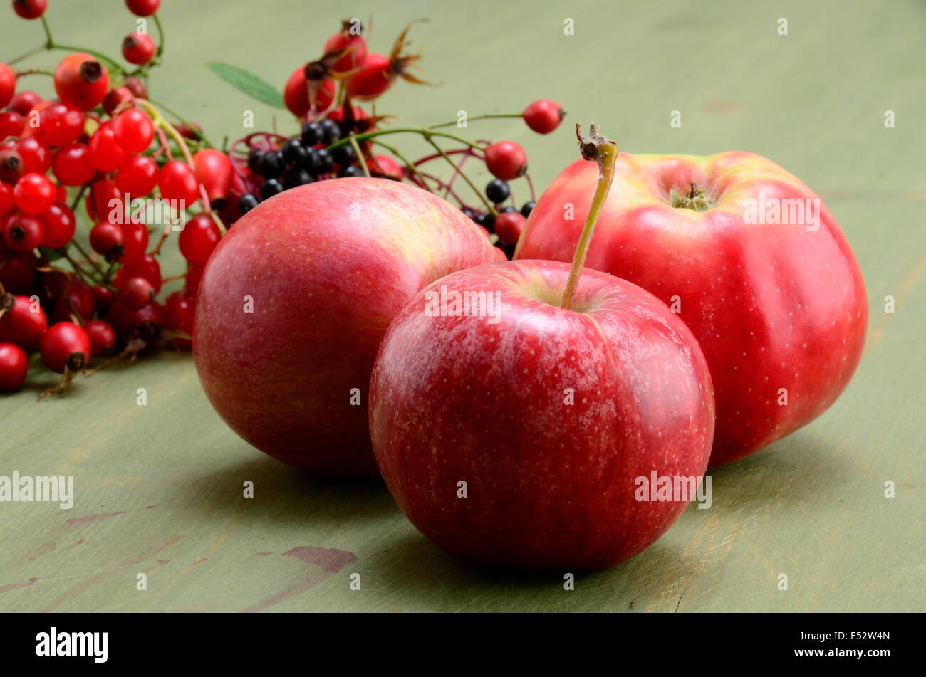 Les pommes juteuses sur une table en bois - Allemagne Brandenburg Banque D'Images
