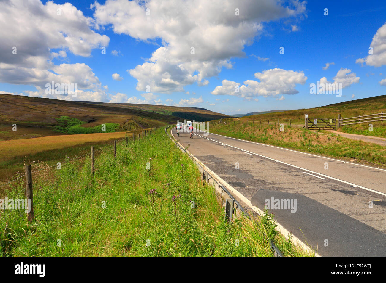 Le trafic passe dans Longdendale Woodhead, Derbyshire Peak District National Park, Angleterre, Royaume-Uni. Banque D'Images