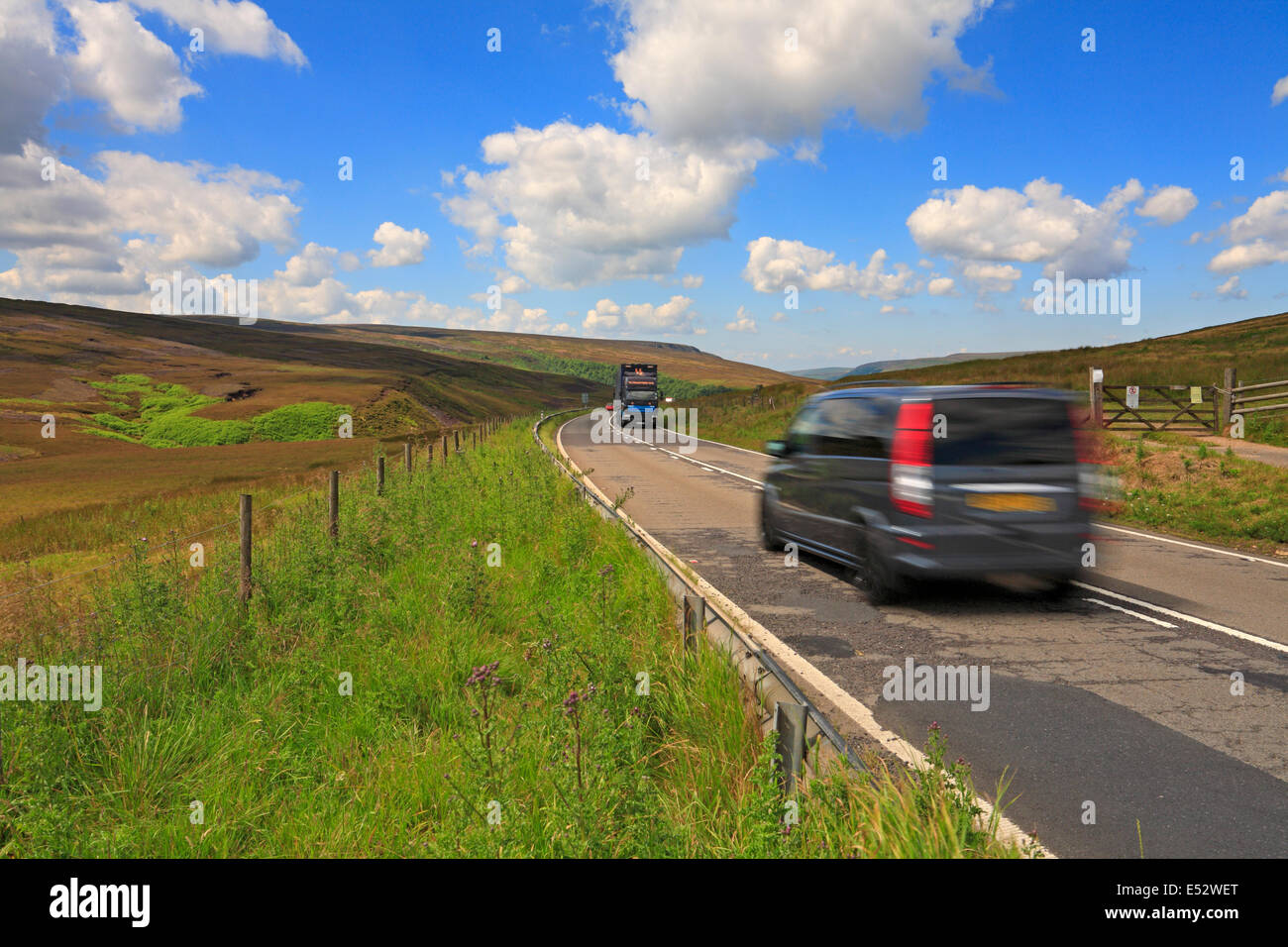 Le trafic passe dans Longdendale Woodhead, Derbyshire Peak District National Park, Angleterre, Royaume-Uni. Banque D'Images