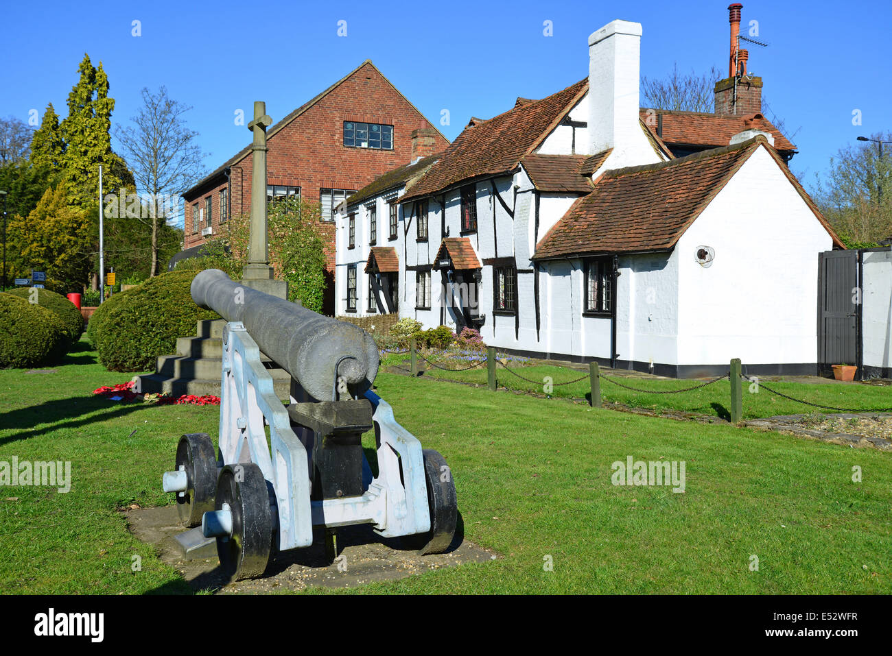 Chobham Cannon et Cottage, la High Street, Chobham, Surrey, Angleterre, Royaume-Uni Banque D'Images
