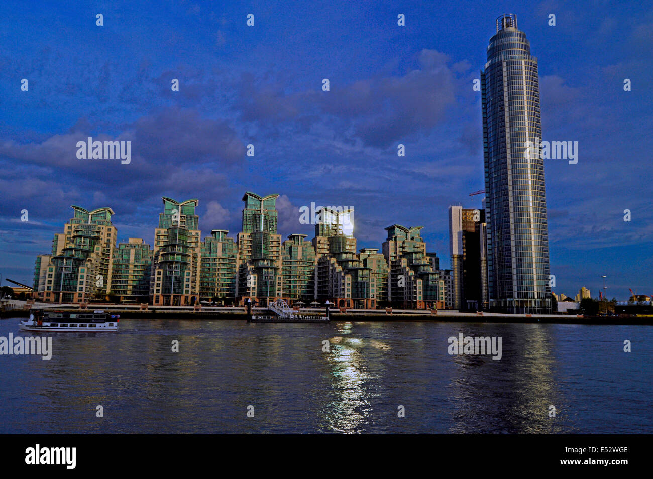 Vue sur le St George Wharf montrant le Fleuve George Wharf Tower, Vauxhall, London Borough of Lambeth, Londres, Angleterre Banque D'Images