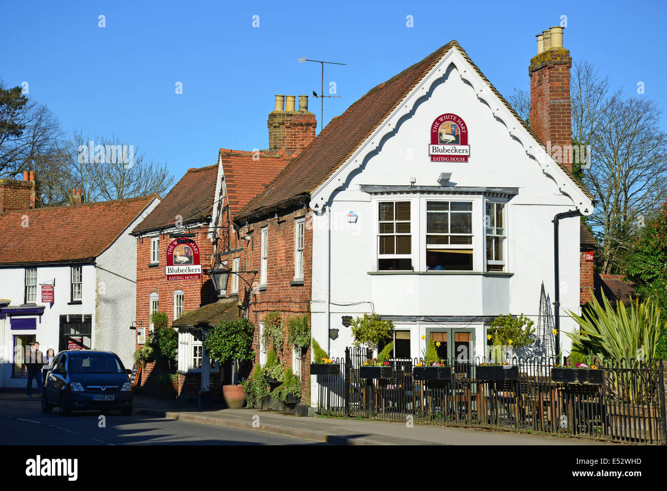 Le White Hart Blubeckers restaurant sign, la High Street, Chobham, Surrey, Angleterre, Royaume-Uni Banque D'Images