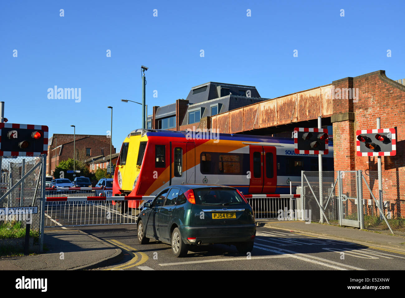 Barrière routière au croisement à Egham Gare, Station Road, Egham, Surrey, Angleterre, Royaume-Uni Banque D'Images