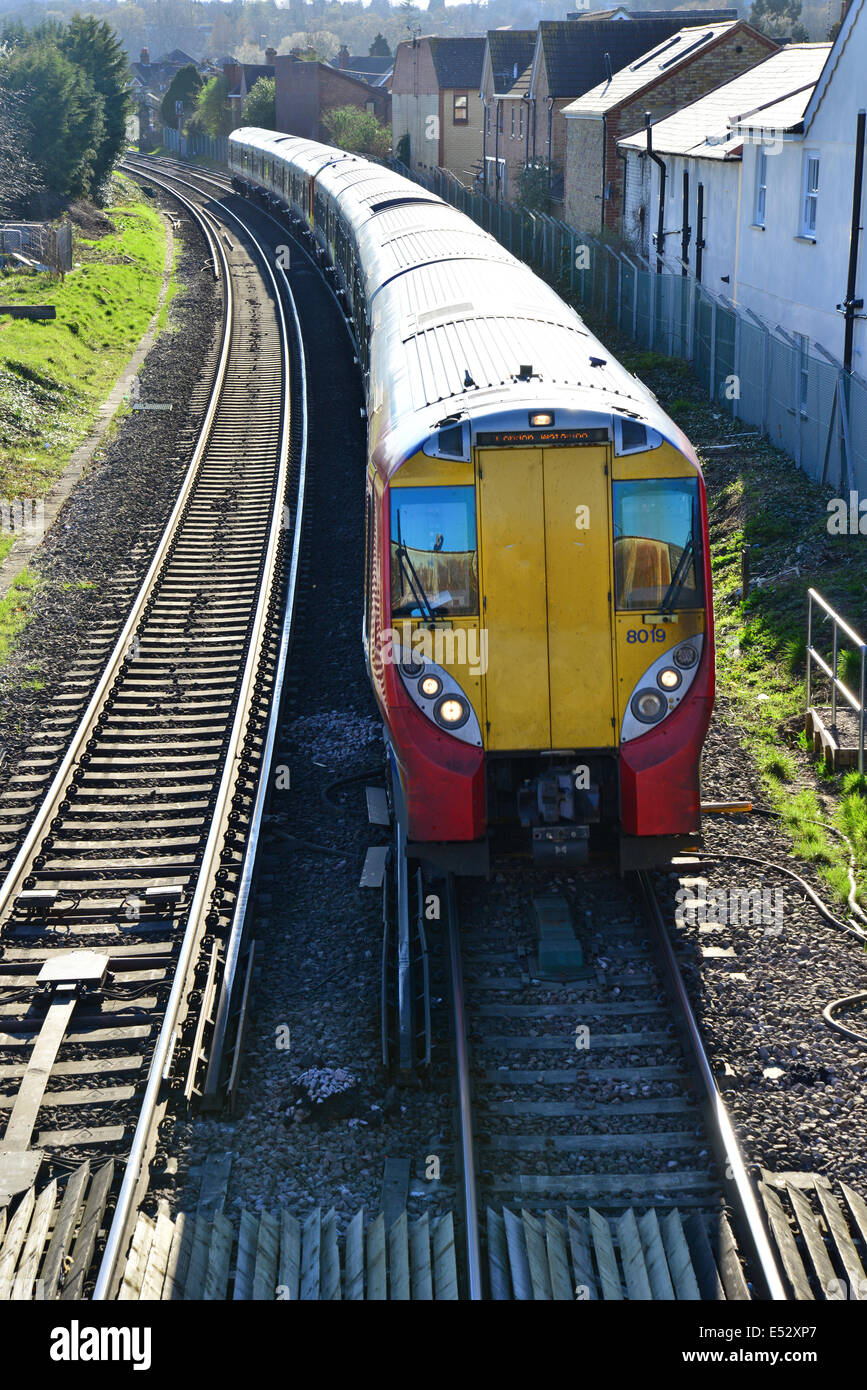 Train approchant Egham Gare, Station Road, Egham, Surrey, Angleterre, Royaume-Uni Banque D'Images