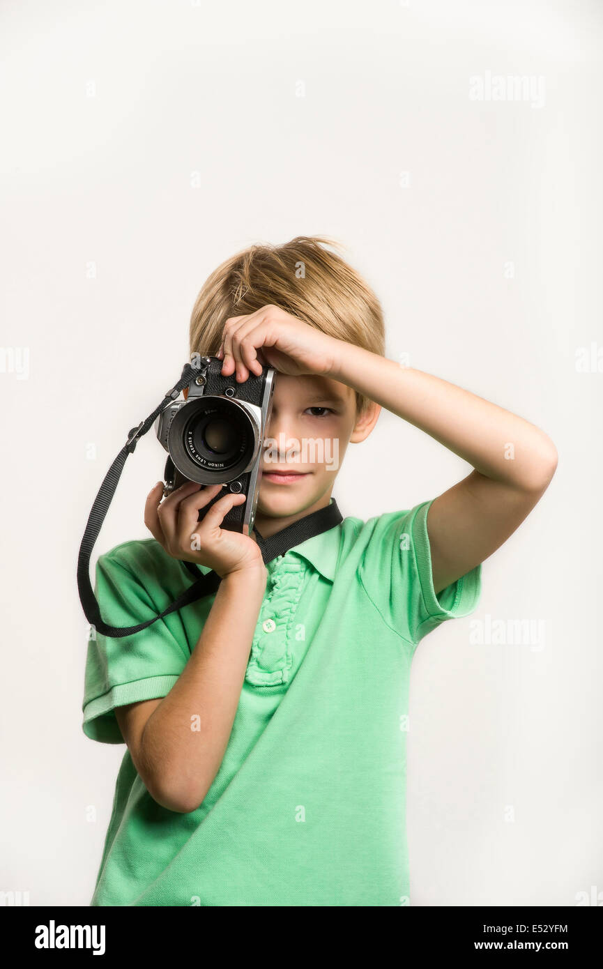 Garçon blond avec l'appareil photo classique Banque D'Images