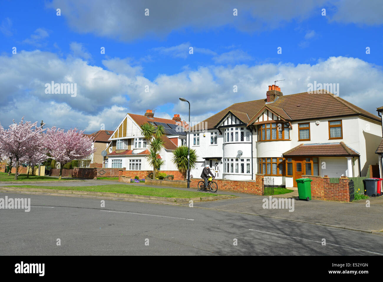 Scène de rue avec des maisons mitoyennes à Stoke Poges Lane, printemps, Slough, Berkshire, Angleterre, Royaume-Uni Banque D'Images