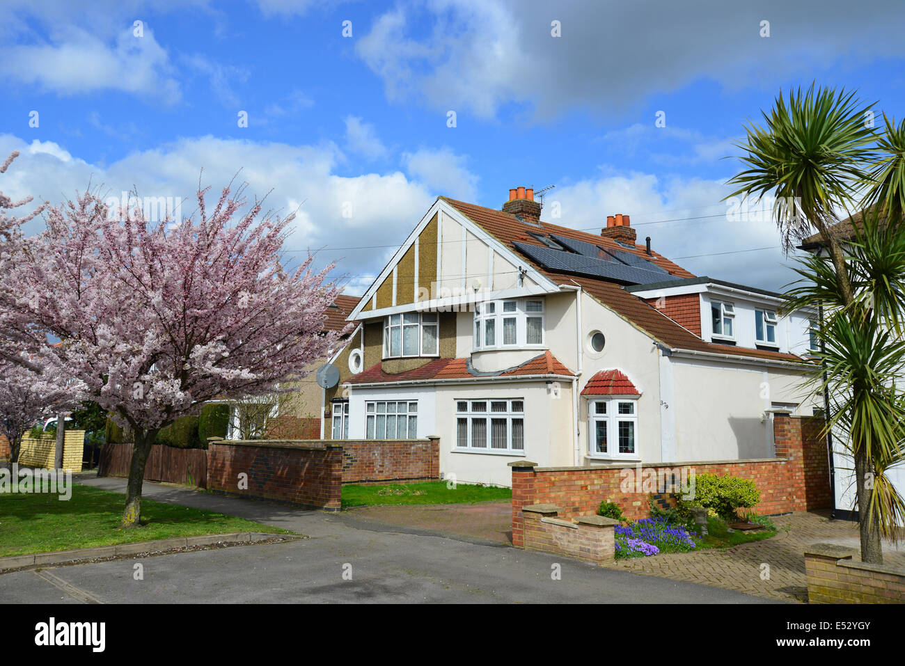 Scène de rue avec des maisons mitoyennes à Stoke Poges Lane, printemps, Slough, Berkshire, Angleterre, Royaume-Uni Banque D'Images