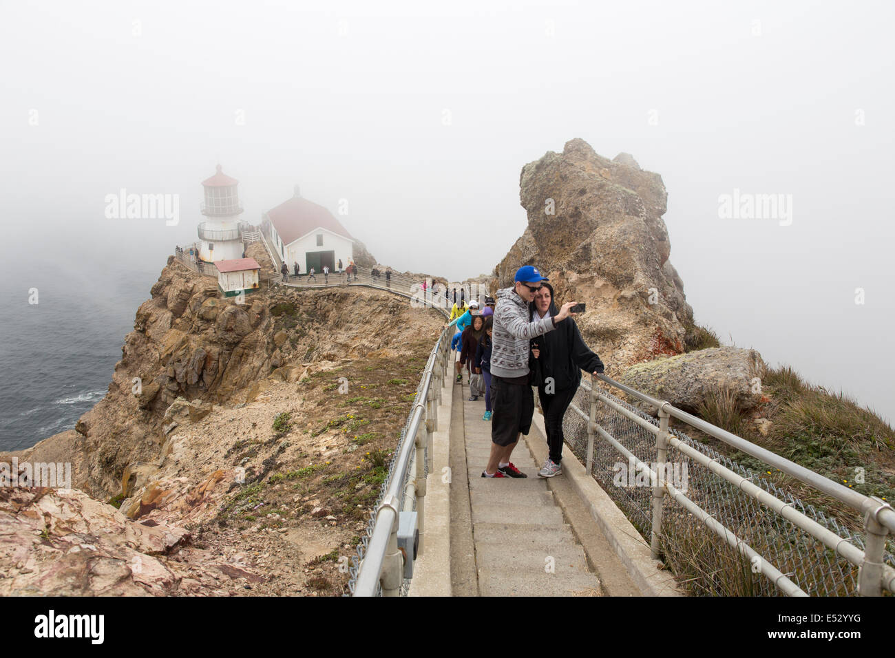 Couple, les touristes, en tenant, photo, selfies selfies escalier, Point Reyes Lighthouse, Point Reyes National Seashore, comté de Marin, en Californie Banque D'Images