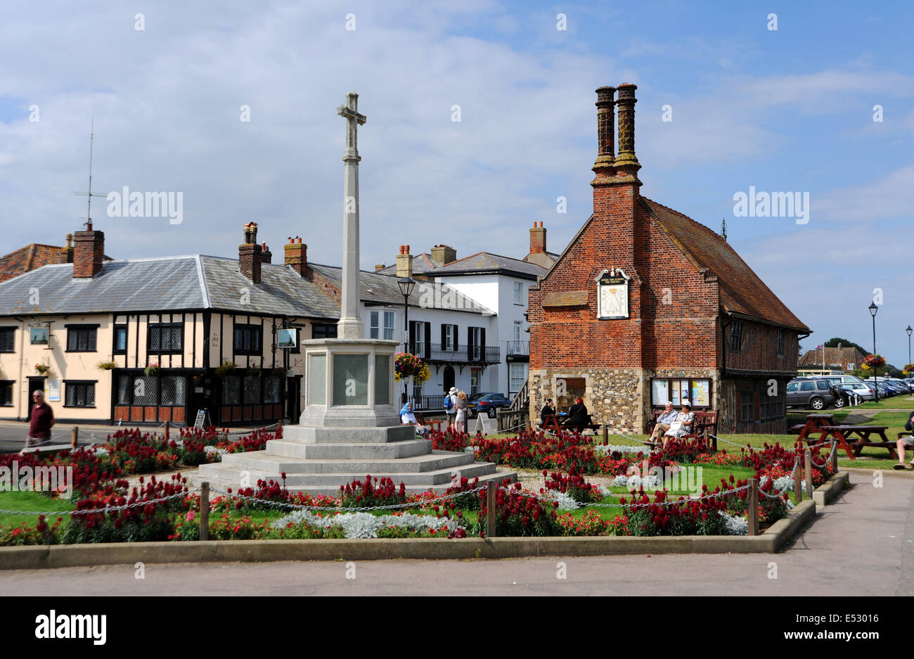 Vues autour de la ville balnéaire de Suffolk Aldeburgh Moot Hall the War Memorial et le modèle lac de plaisance ou d'un étang Banque D'Images