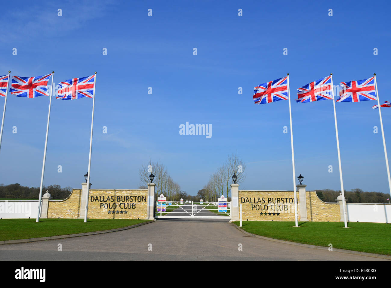 Rangée de drapeaux Union Jack, Dallas Burton Polo Club, Southam, Warwickshire, Angleterre, Royaume-Uni Banque D'Images