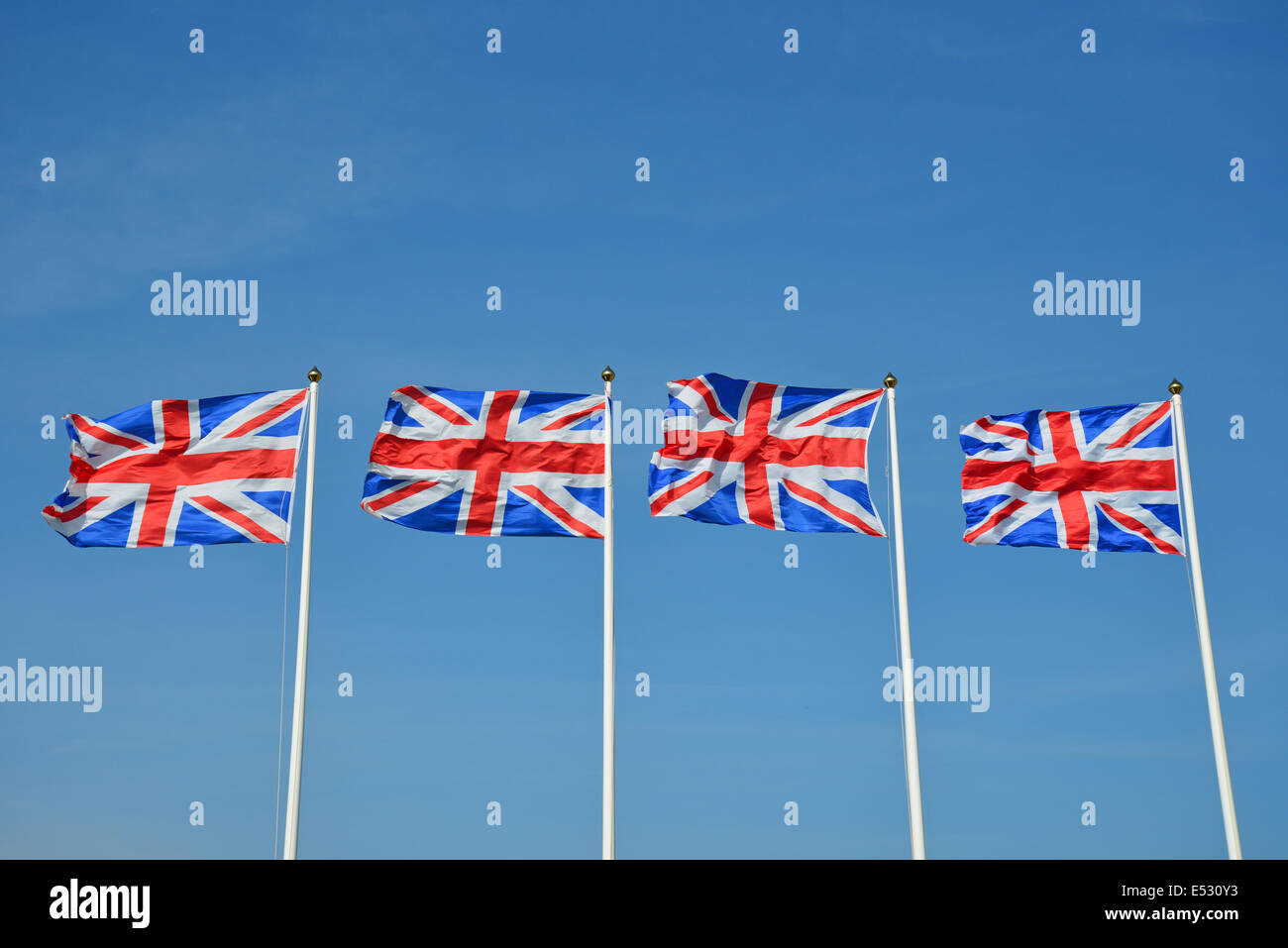 Rangée de drapeaux Union Jack, Dallas Burton Polo Club, Southam, Warwickshire, Angleterre, Royaume-Uni Banque D'Images